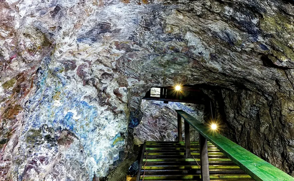 Zmineralizowane ściany kopalni uranu